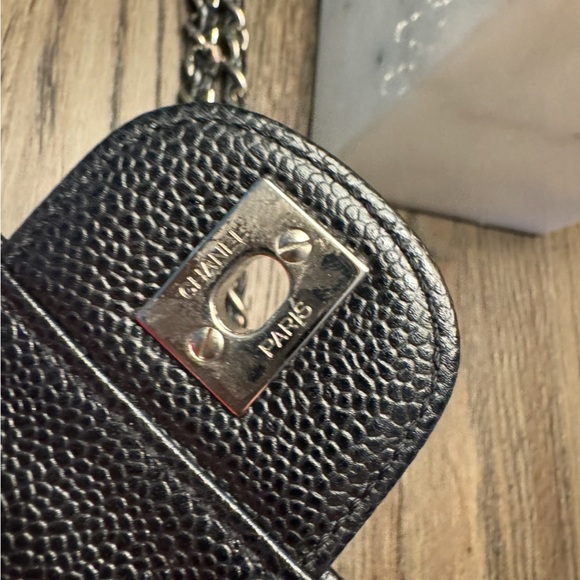 CHANEL VINTAGE Black caviar leather Quilted Shoulder Bag with Silver Accents - Picture 6 of 13